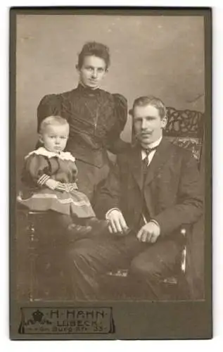 Fotografie H. Hahn, Lübeck, Gr. Burgstr. 33, Elegantes Paar mit einem Kleinkind