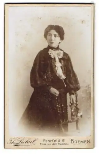 Fotografie Th. Liebert, Bremen, Fehrfeld 61, Junge Dame in hübscher Kleidung
