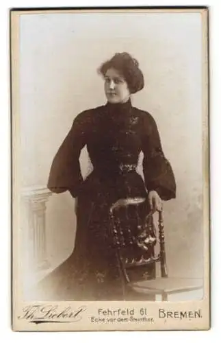 Fotografie Th. Liebert, Bremen, Fehrfeld 61, Junge Dame im schwarzen Kleid