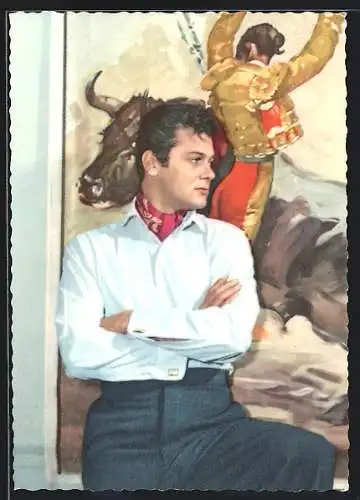AK Schauspieler Tony Curtis mit verschränkten Armen vor einem Gemälde