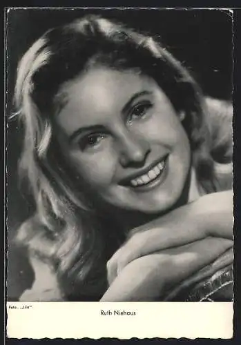 AK Schauspielerin Ruth Niehaus mit strahlendem Lächeln
