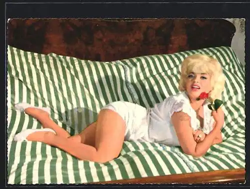 AK Schauspielerin Jayne Mansfield posiert mit Rose auf Bett