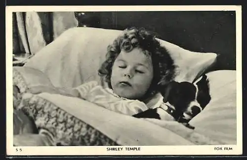 AK Schauspielerin Shirley Temple neben einem Hund im Bett schlafend