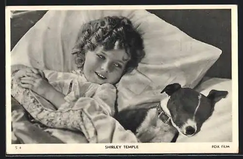 AK Schauspielerin Shirley Temple neben einem Hund im Bett liegend
