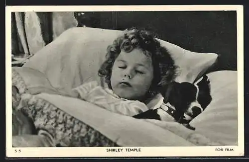 AK Schauspielerin Shirley Temple neben einem Hund im Bett schlafend