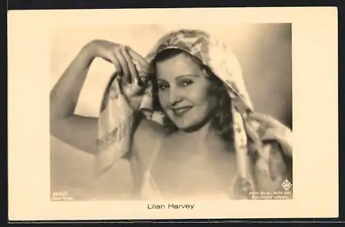 AK Schauspielerin Lilian Harvey mit Tuch über dem Kopf
