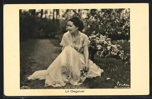 AK Schauspielerin Lil Dagover im weissen Kleid auf einer Wiese