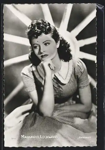 AK Schauspielerin Margaret Lockwood im schönen karierten Kleid
