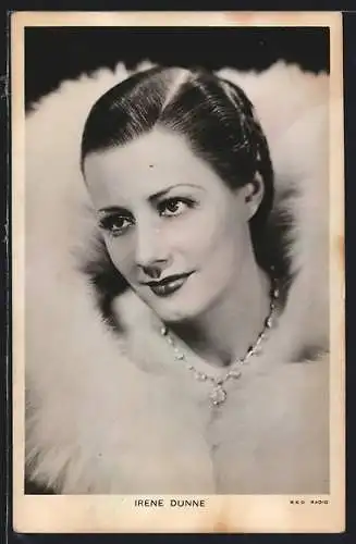 AK Schauspielerin Irene Dunne Portrait mit weissem Pelz und Collier