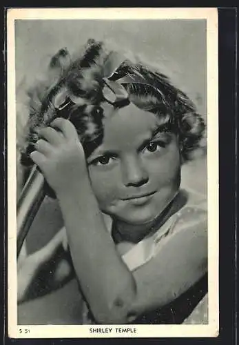 AK Kinder-Schauspielerin Shirley Temple macht sich die Haare hübsch