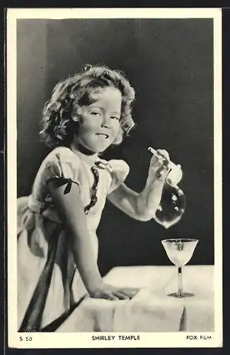 AK Schauspieler Shirley Temple macht Seifenblasen
