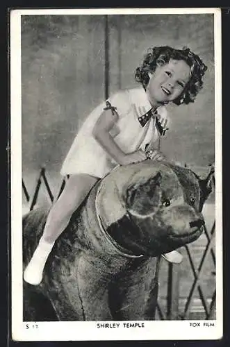 AK Schauspielerin Shirley Temple reitet auf einem grossen Stoffbären