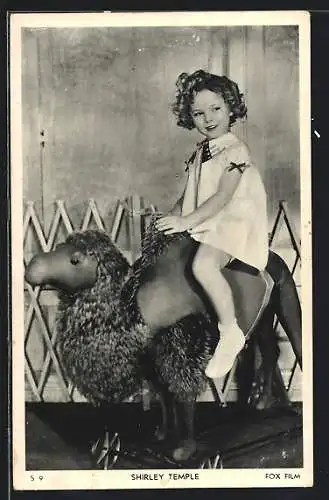 AK Schauspielerin Shirley Temple reitet auf einem Spielzeugkamel