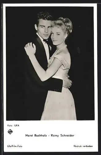 AK Schauspieler Romy Schneider und Horst Buchholz in Abendkleidung sich haltend