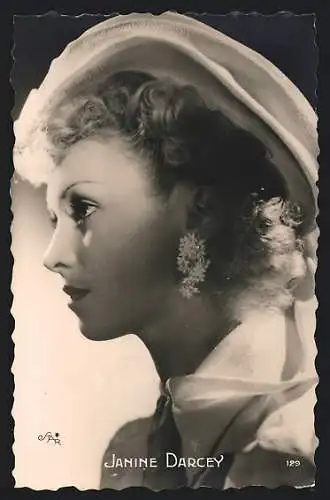 AK Schauspielerin Janine Darcey mit einem Hut