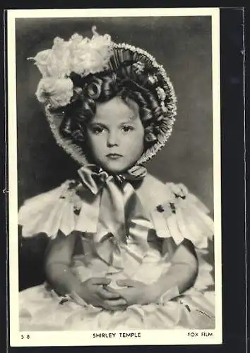 AK Schauspielerin Shirley Temple mit Hut im niedlichen Kleidchen