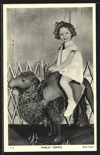 AK Schauspielerin Shirley Temple reitet auf einem Spielzeugkamel