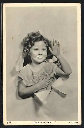 AK Schauspielerin Shirley Temple platzt durch Loch in der Wand