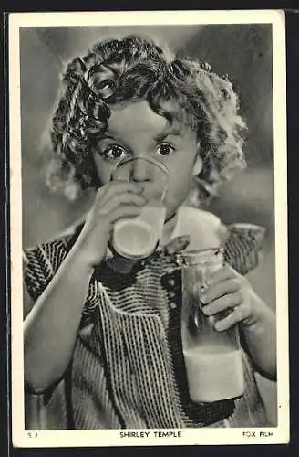 AK Schauspielerin Shirley Temple mit Glas Milch in der Hand