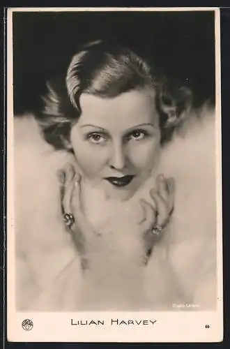 AK Schauspielerin Lilian Harvey mit weissem Pelz