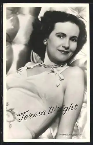 AK Schauspielerin Teresa Wright liegt auf einem Bett