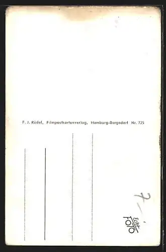 AK Schauspieler Burt Lancaster im extravaganten Anzug auf Tisch gestützt