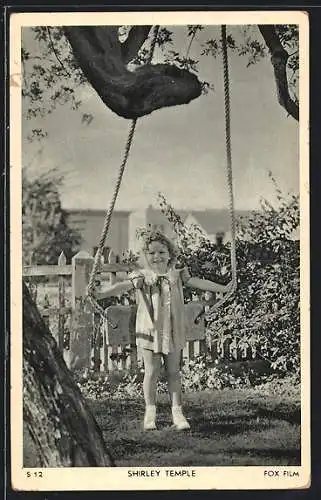 AK Schauspielerin Shirley Temple im Garten auf einer Schaukel