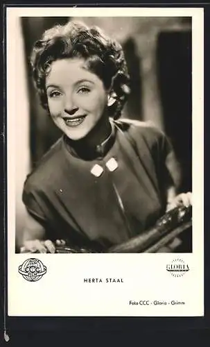 AK Schauspielerin Herta Staal, in einer dunklen Bluse im Film Meine Schwester und Ich