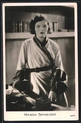 AK Schauspielerin Magda Schneider streng blickend im Wickelkostüm