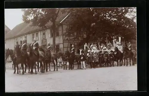 AK Dransfeld, Uniformierte Soldaten zu Fuss und zu Pferde beim Kriegervereinsfest 1912