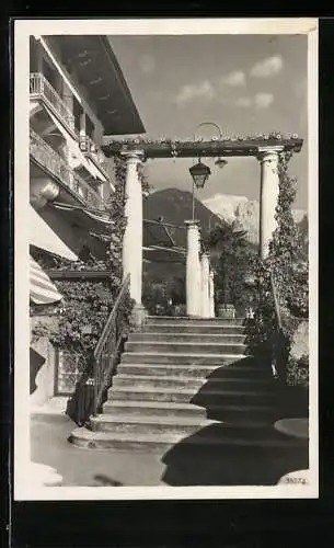 AK Berchtesgaden, Grand Hotel Kaiserin Auguste Viktoria, Terrasse gegen hohen Göll