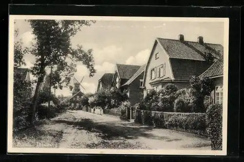 AK Aurich / Ostfriesland, Thedaweg mit Strassenblick zur Mühle