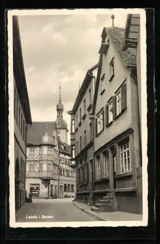 AK Lauda i. Baden, Strassenpartie mit Blick zum Uhrturm