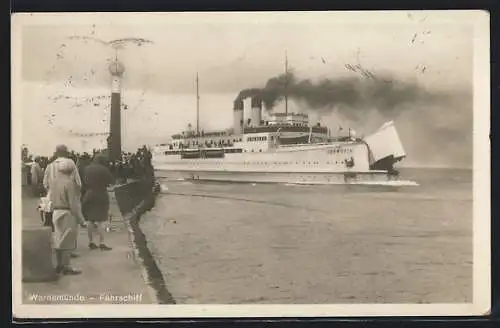 AK Travemünde, Fährschiff Schwerin vor der Anlegestelle