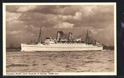 AK Passagierschiff Empress of Canada bei der Hafenausfahrt