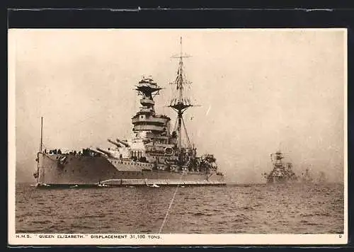 AK Kriegsschiff H.M.S. Queen Elizabeth in voller Fahrt