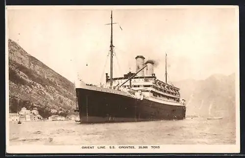 AK Passagierschiff SS Orontes der Orient Line vor einer steilen Küste