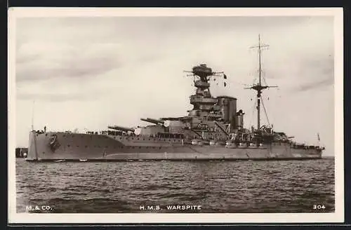 AK Britisches Kriegsschiff HMS Warspite in See stechend