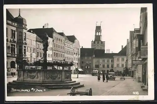 AK Braunau a. Inn, Ortsansicht mit Kirche und Geschäften