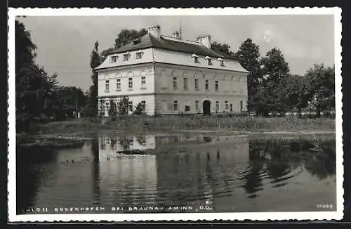 Foto-AK Braunau am Inn, Schloss Bogenhofen mit Teich