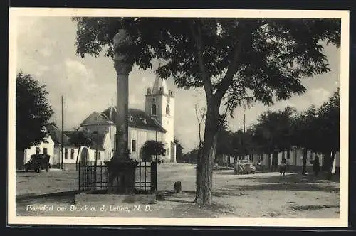 AK Parndorf b. Bruck a. d. Leitha, Ortspartie mit Denkmal und Kirche