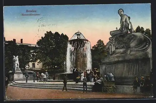 AK Breslau, Bismarkbrunnen mit Passanten