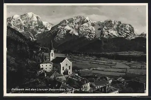 AK Dölsach /Tirol, Ortsansicht mit Kirche und den Lienzer Dolomiten