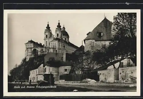 AK Melk a. d. Donau, Die Nibelungenlände mit Blick zum Stift