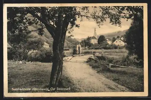 AK Mönichwald /Oststeiermark, Wegpartie mit Blick zur Kirche