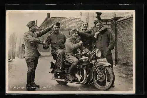 AK Niederländische Soldaten auf einem Motorrad
