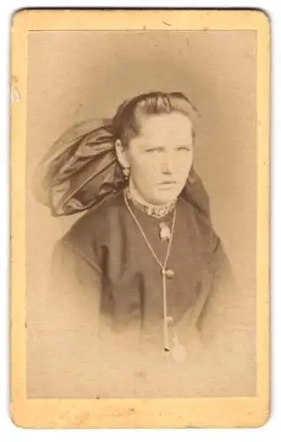 Fotografie M. Wild, Ort unbekannt, Junge Dame mit genervtem Blick und riesiger Schleife im Haar
