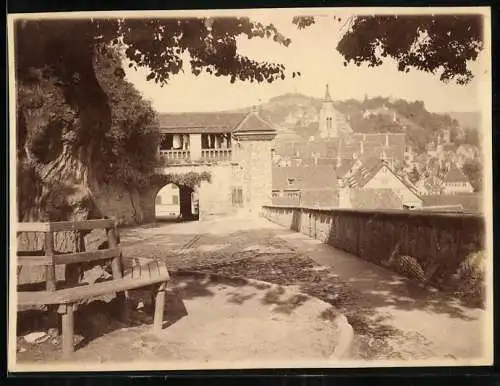 Fotografie unbekannter Fotograf, Ansicht Tübingen, Schlosshof mit Blick zur Stiftskirche unde Osterberg 1930