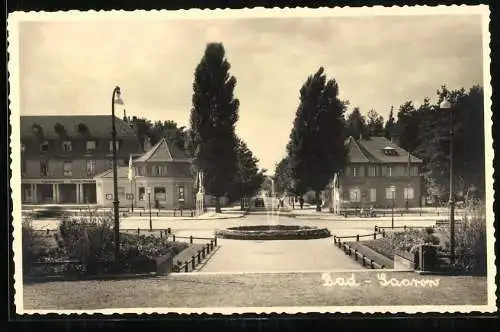 Fotografie G. Marquardt, Bad Saarow, Ansicht Bad Saarow, Strassenkreuzung vor der Apotheke & Post mit Springbrunnen