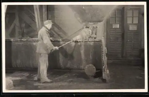 Fotografie unbekannter Fotograf, Ansicht Wolmirstedt, VEB Kaliwerk Zielitz, Arbeiter an der Klärstation